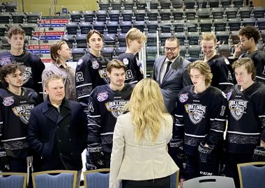 Jodie Quinn (center) surrounded by Bulldogs. (Photo: Bryan Wilson)